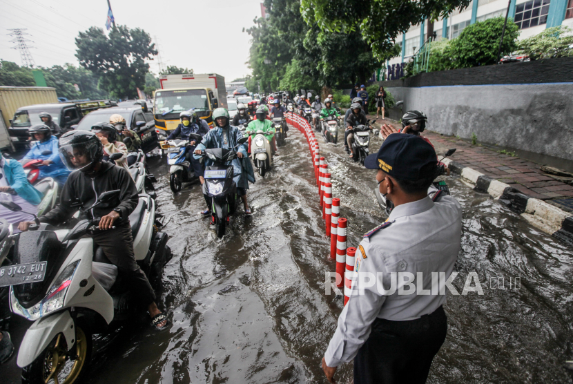 BMKG Tetapkan 15 Daerah Berstatus Waspada Dampak Hujan di Indonesia