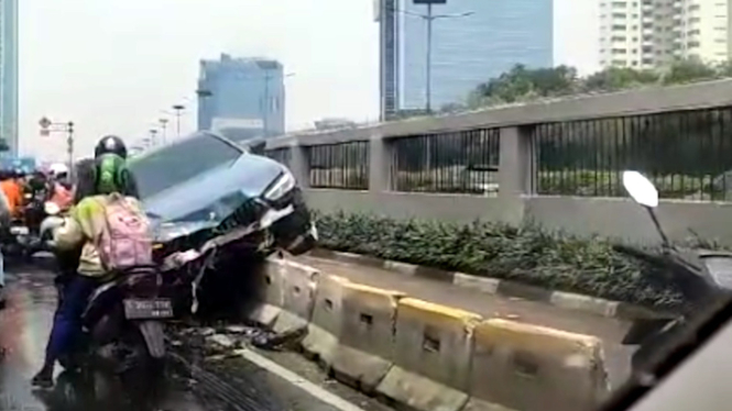 Mobil Rp2,9 Miliar Tabrak Separator Busway di Depan Gedung DPR