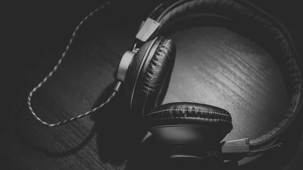 Rayakan Ultah James Bond, Headphone Edisi B&W PX8 007 Diluncurkan