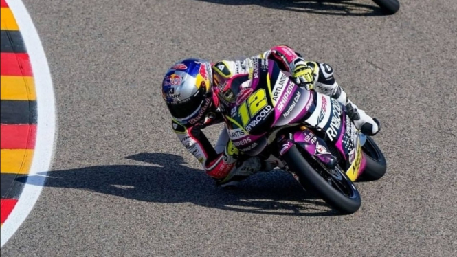 Heboh Pembalap Moto2 Beli Bensin Eceran Dilayani ‘Bocil’, Netizen: Corongnya Digetar Loh!