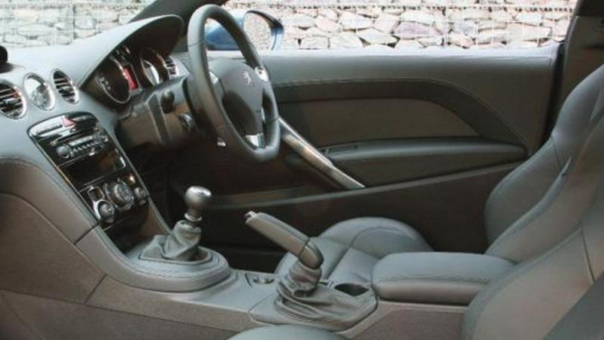 Hati-Hati Rem Tangan Tersangkut Saat Mobil Ditinggal Lama