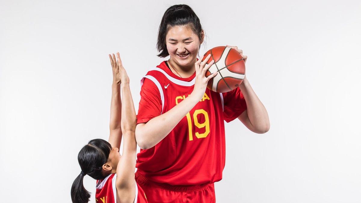 4 Fakta tentang Zhang Ziyu, Pebasket Wanita Asal China yang Punya Tinggi Badan Menjulang Capai 220 Cm