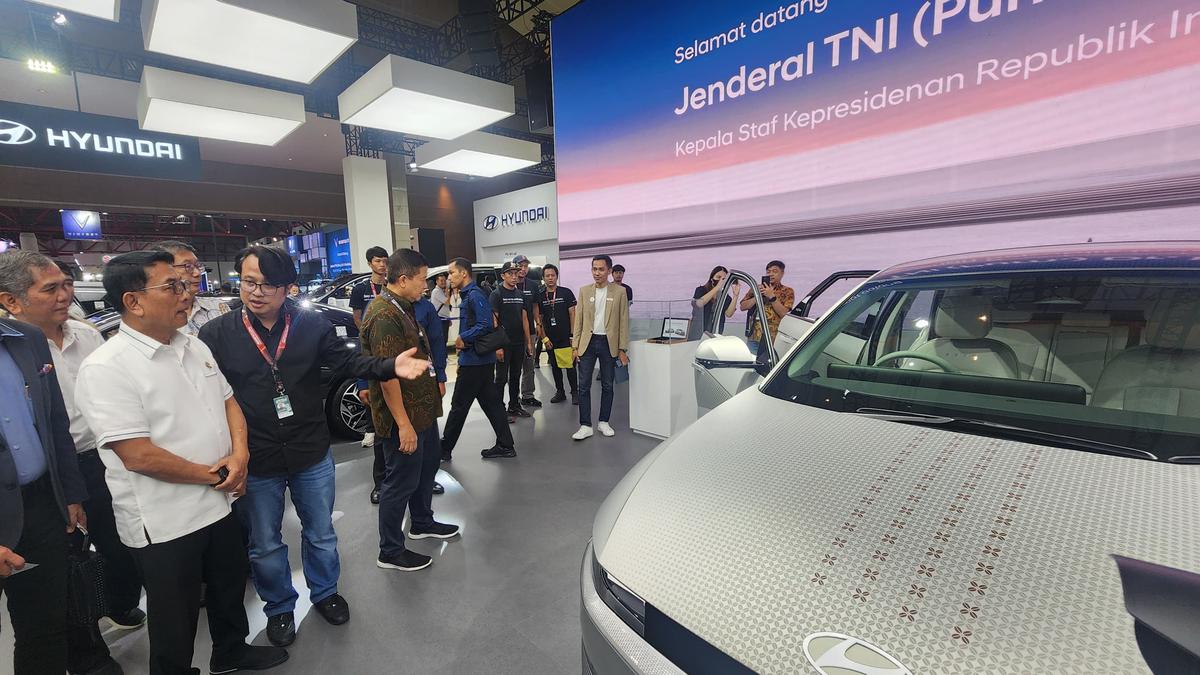 Sambangi Booth Hyundai, Moeldoko Lihat Perkembangan Mobil Listrik di IIMS 2024