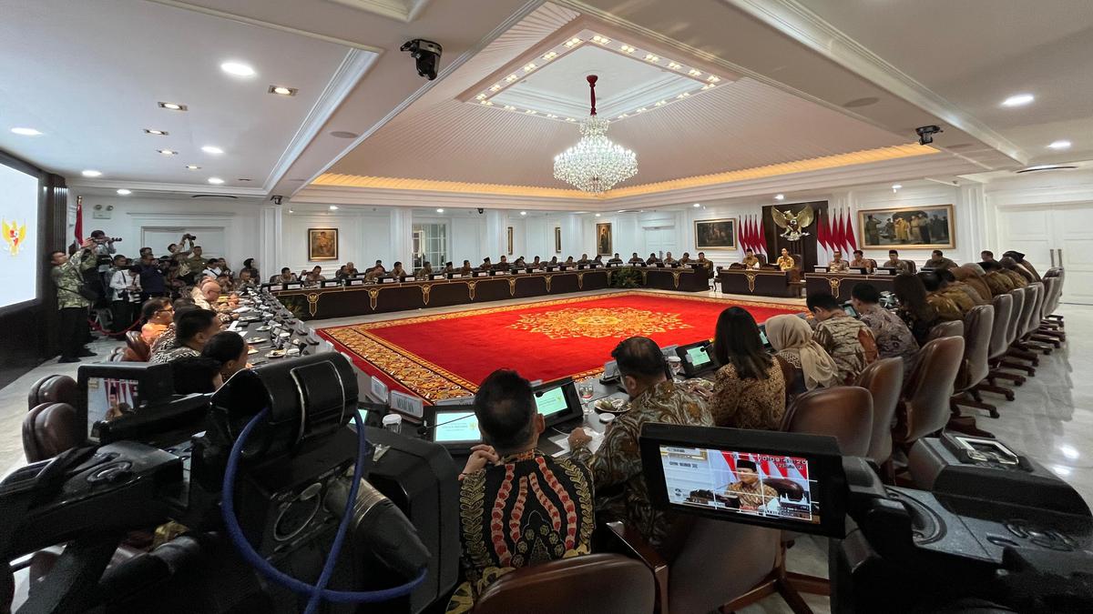 Prabowo Minta Menteri Ubah Stigma Birokrasi Mempersulit Masyarakat