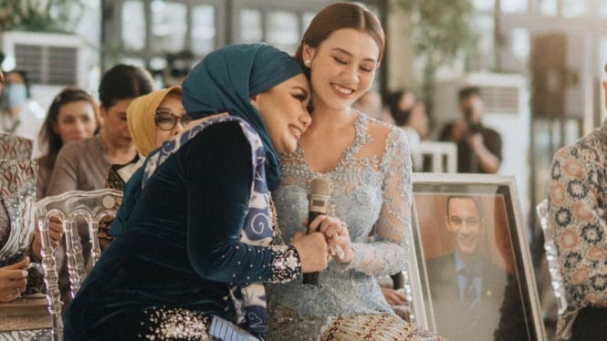 Air Mata Bahagia Aaliyah Massaid: Curahan Hati untuk Mendiang Adjie di Momen Lamaran
